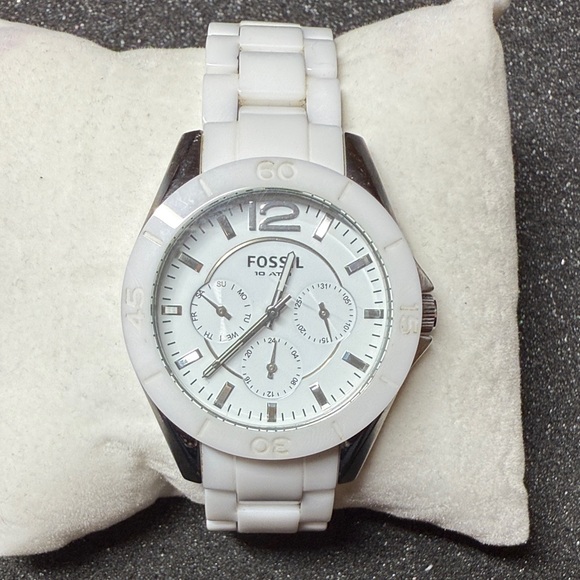 Fossil white ceramic watch. With silver accent. - Picture 1 of 4